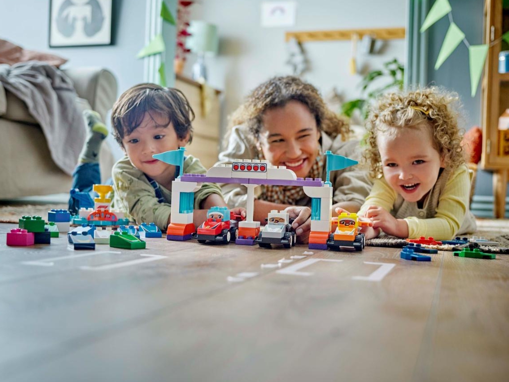 Конструктор LEGO DUPLO Town Автомобили для гонки и пилоты команды Формулы-1, 70 деталей