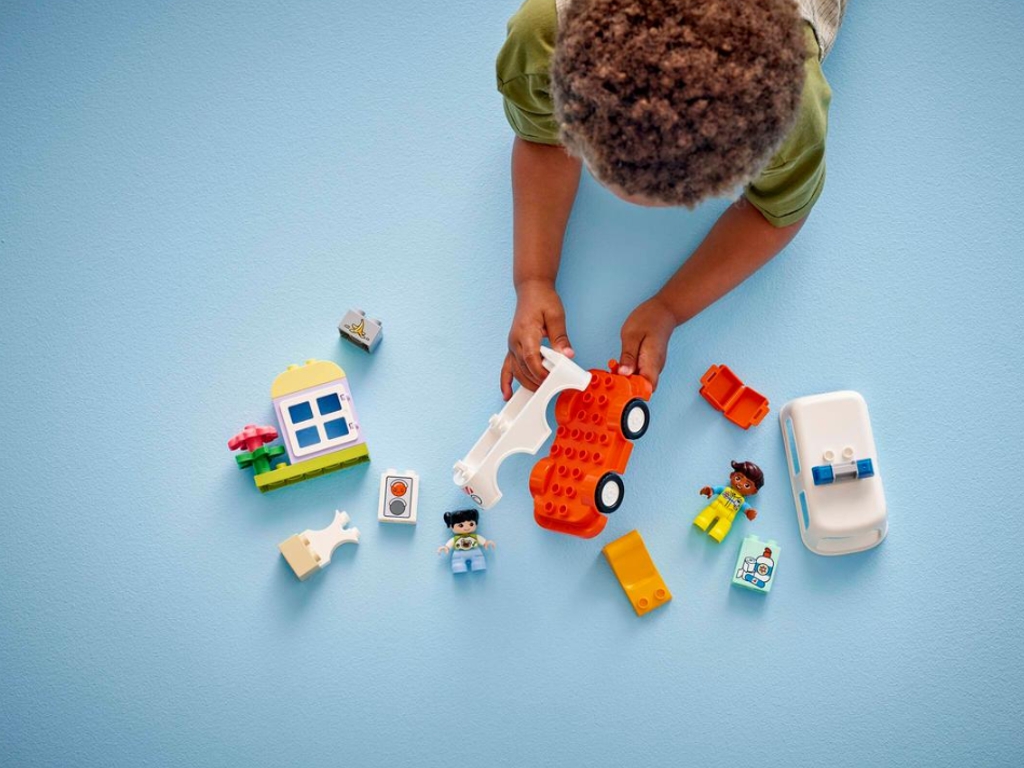 Конструктор LEGO DUPLO Town Швидка допомога та водій, 19 деталей