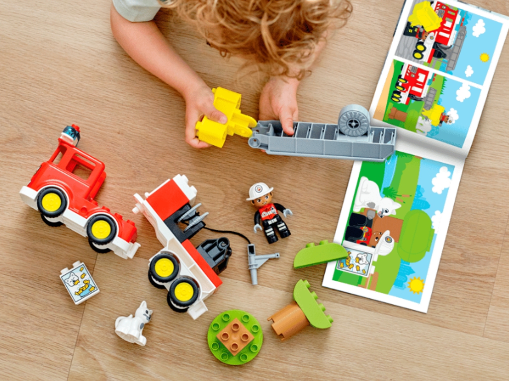 Конструктор LEGO DUPLO Town Пожежна машина зі шлангом і пожежником, 28 деталей
