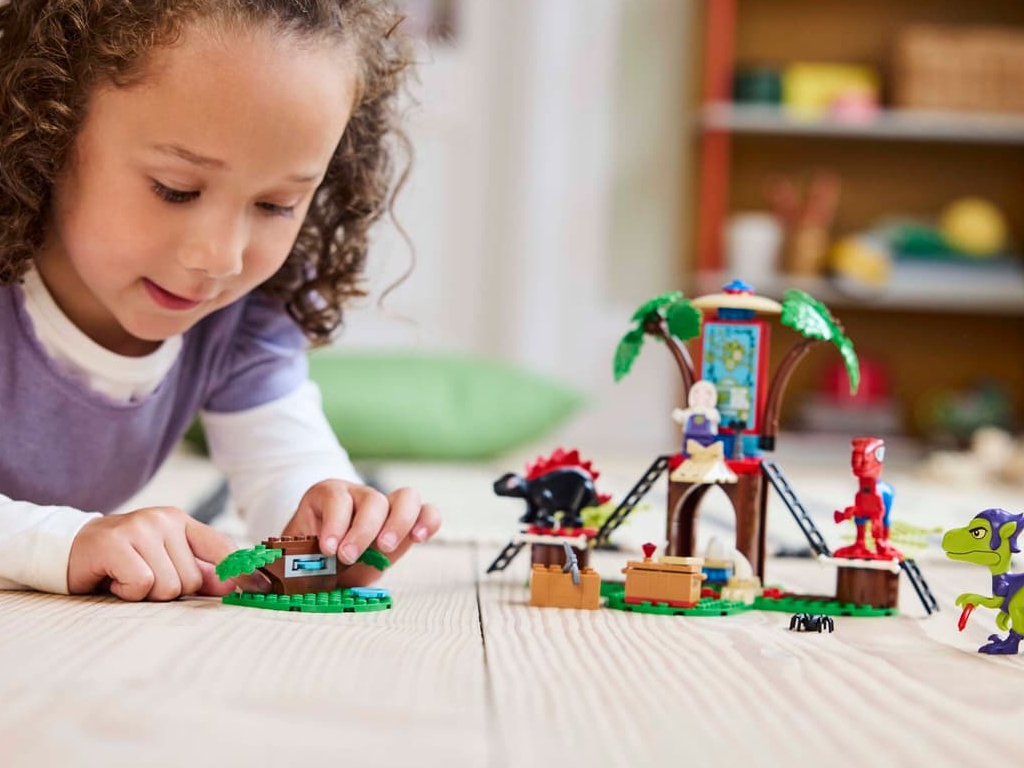 Конструктор LEGO Marvel Битва Паука и раптора Гобби в штаб-доме на дереве, 143 деталей