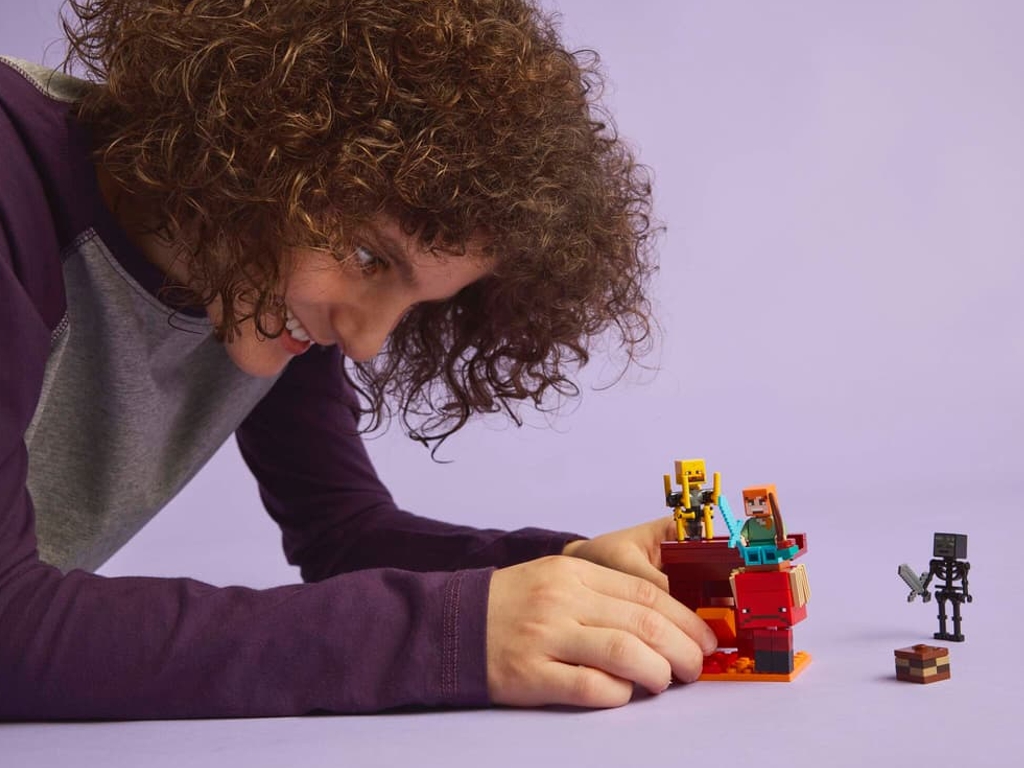 Конструктор LEGO Minecraft Битва з лавою в Незері, 99 деталей