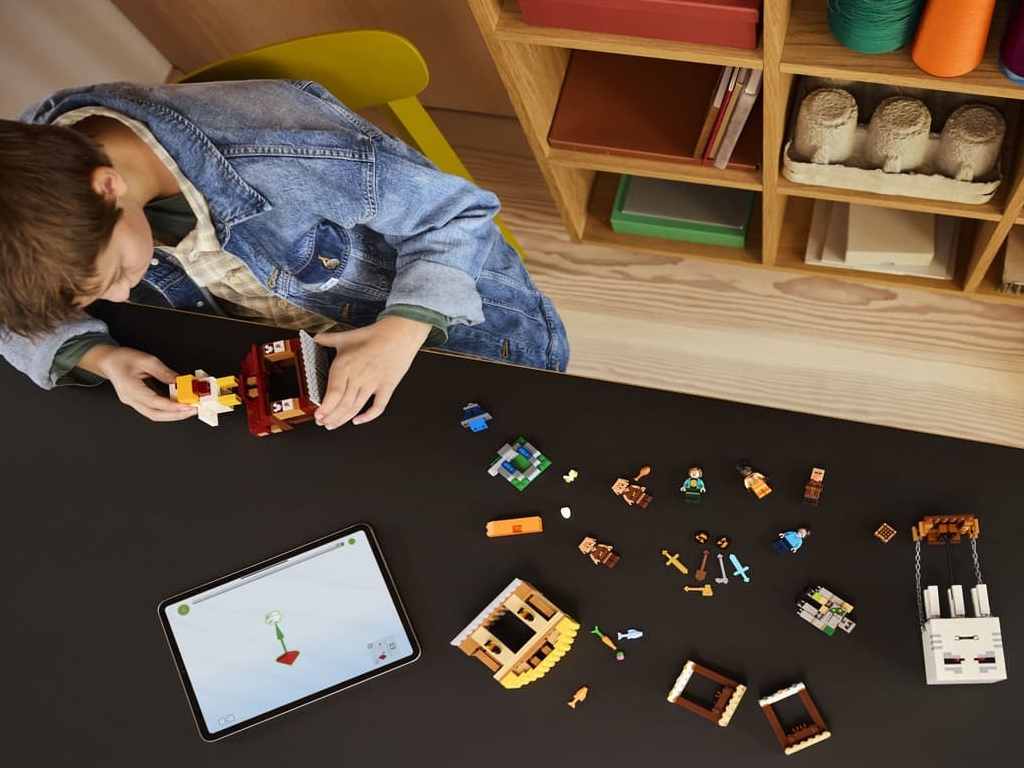 Конструктор LEGO Minecraft Напад на село з повітряною кулею Гаста, 555 деталей