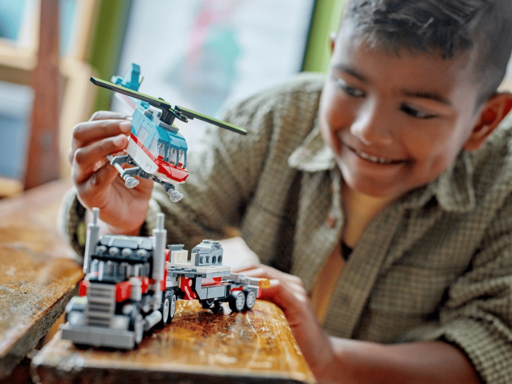 Конструктор LEGO Creator 3 в 1 Бортова вантажівка з гелікоптером, 270 деталей