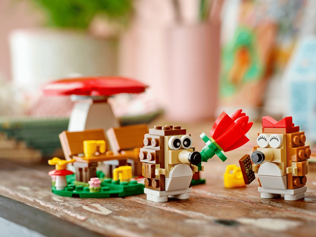 Конструктор LEGO Icons Романтический пикник ежиков, 166 деталей