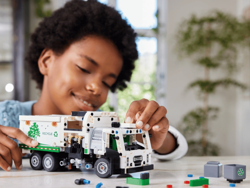 Конструктор LEGO Technic Сміттєвоз Mack LR Electric, 503 деталі