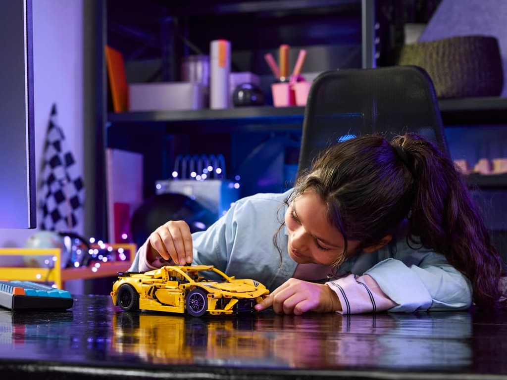 Конструктор LEGO Technic Chevrolet Corvette Stingray, 732 деталі