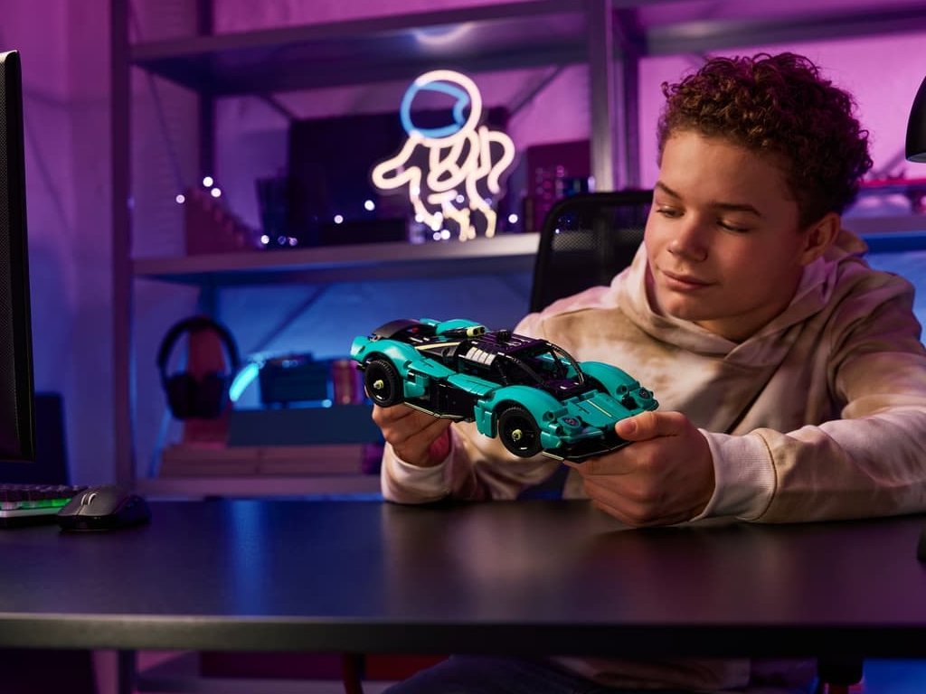 Конструктор LEGO Technic Aston Martin Valkyrie, 707 деталей