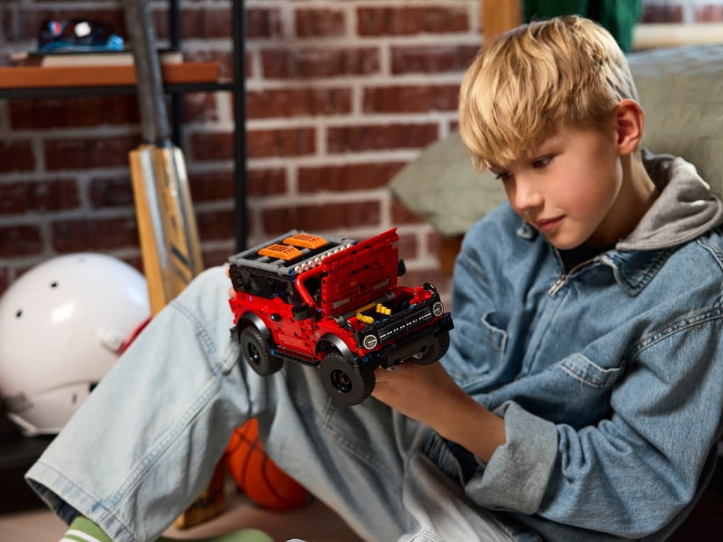 Конструктор LEGO Technic Позашляховик Ford Bronco, 943 деталі