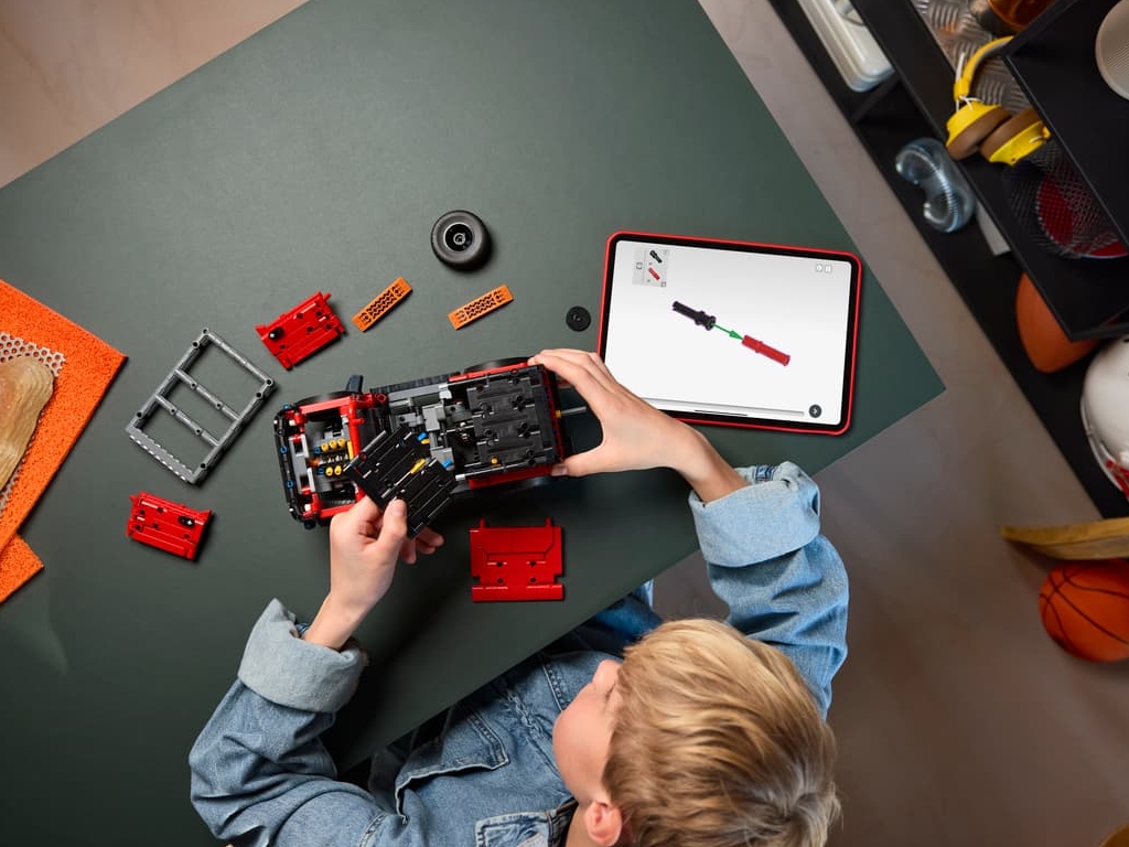 Конструктор LEGO Technic Позашляховик Ford Bronco, 943 деталі