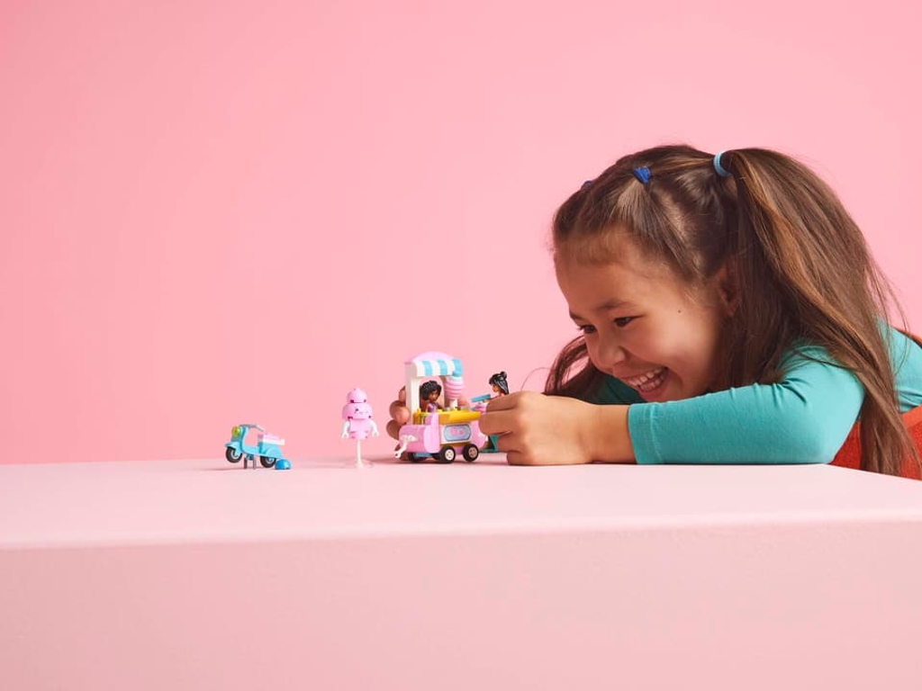 Конструктор LEGO Friends Ятка со сладкой ватой и скутер, 110 деталей