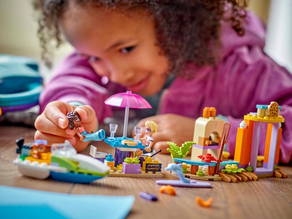Конструктор LEGO Friends Творческий чемодан для путешествий и отдыха на пляже, 188 деталей
