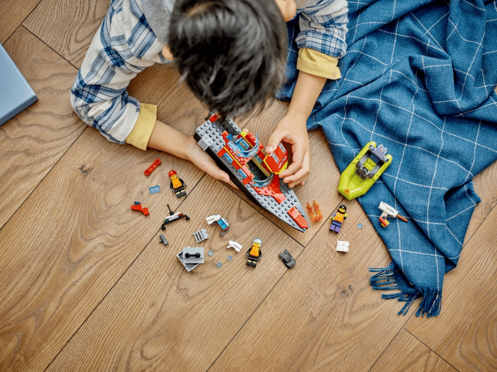 Конструктор LEGO City Лодка пожарной бригады, 144 детали