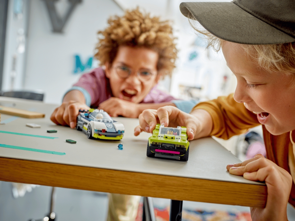 Конструктор LEGO City Преследование маслкара на полицейском автомобиле, 213 деталей