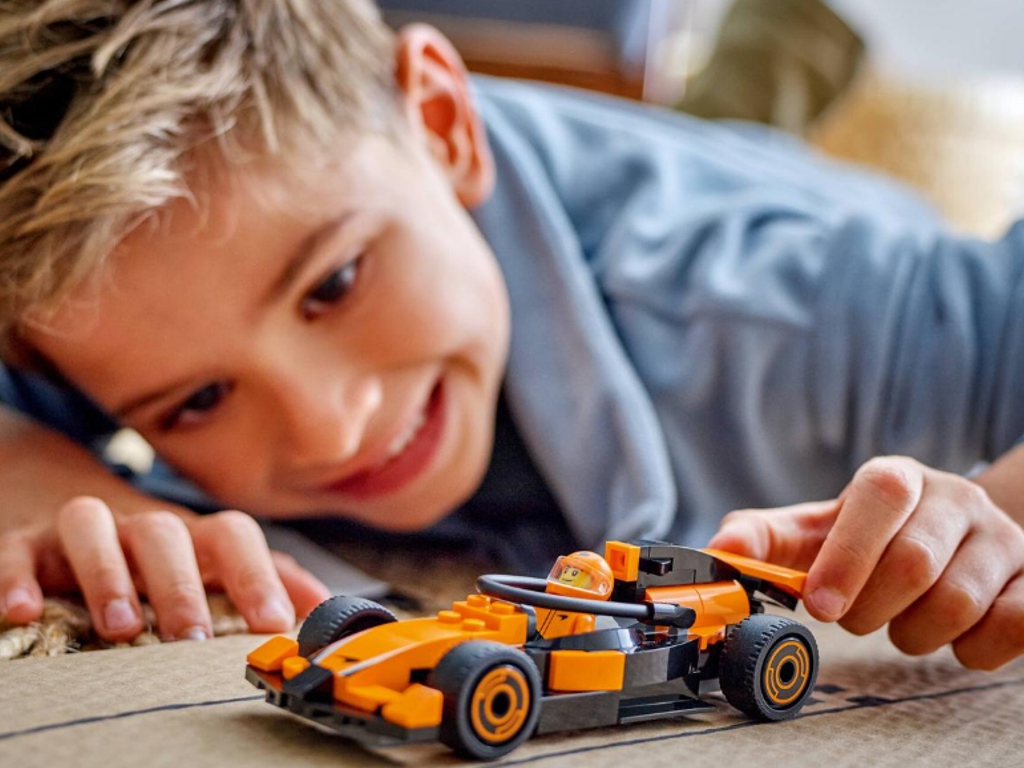 Конструктор LEGO City Пилот F1 с автомобилем для гонки McLaren, 86 деталей