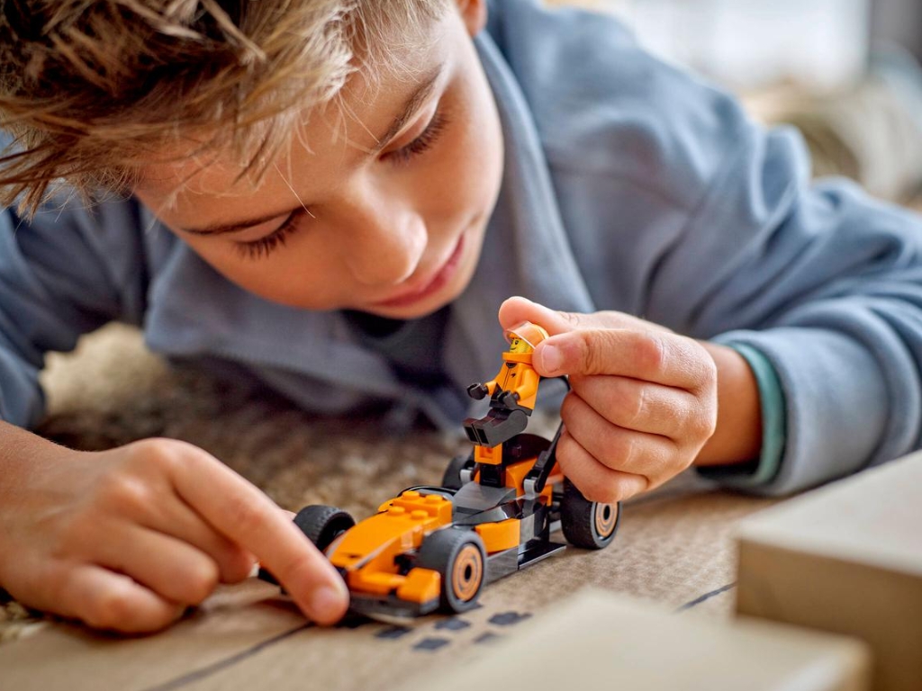 Конструктор LEGO City Пилот F1 с автомобилем для гонки McLaren, 86 деталей