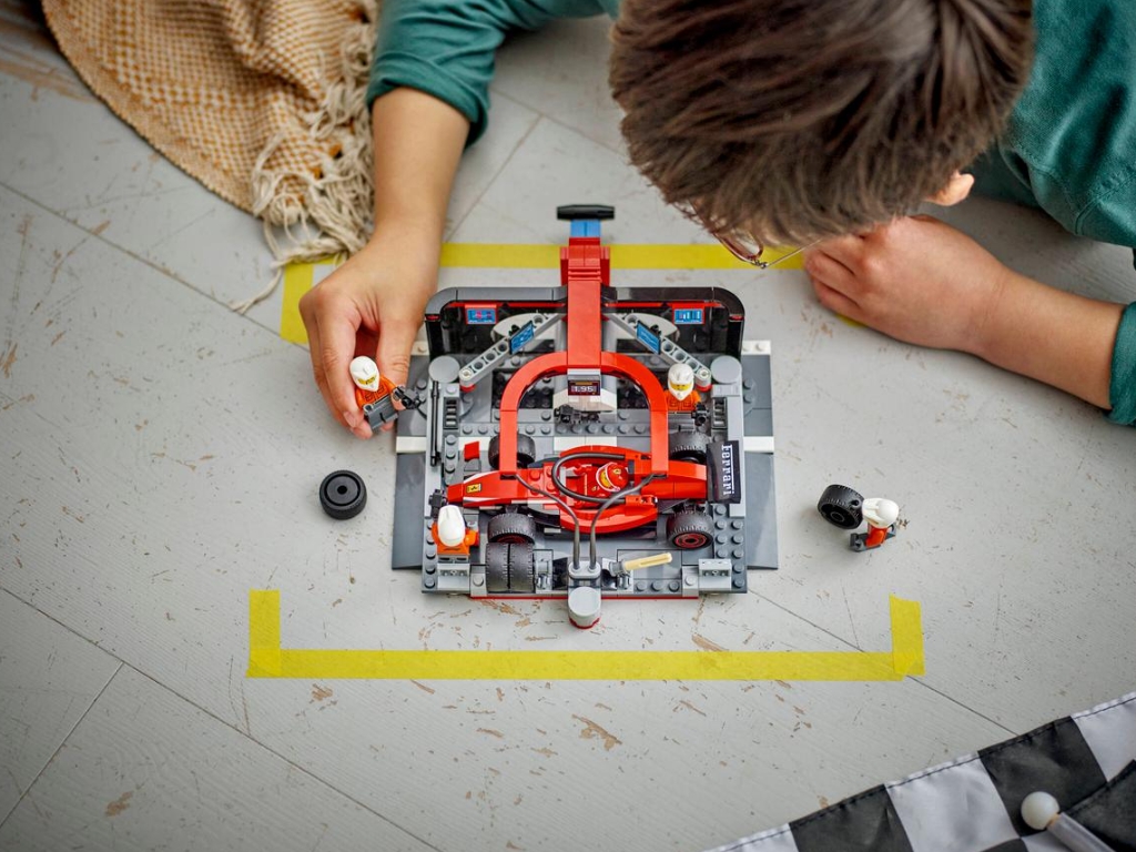 Конструктор Пит-стоп и пит-экипаж F1 с болидом Ferrari 322 дет., LEGO City 12496