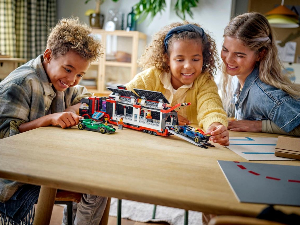 Конструктор LEGO City Грузовик F1 с автомобилями RB20 и AMR24, 1086 деталей