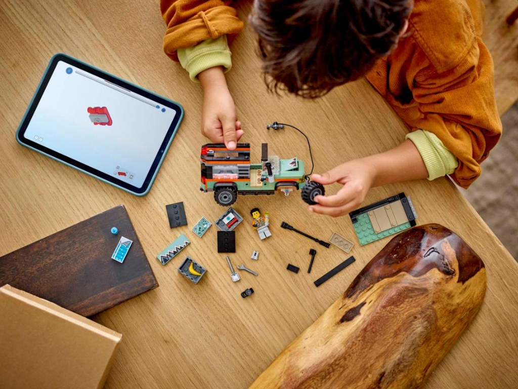 Конструктор LEGO City Позашляхова гірська вантажівка 4×4, 221 деталь