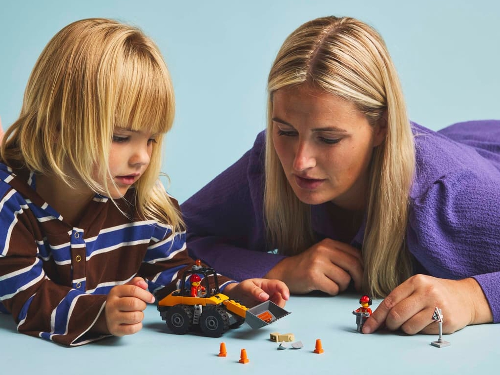 Конструктор LEGO City Желтый строительный автопогрузчик, 81 деталь