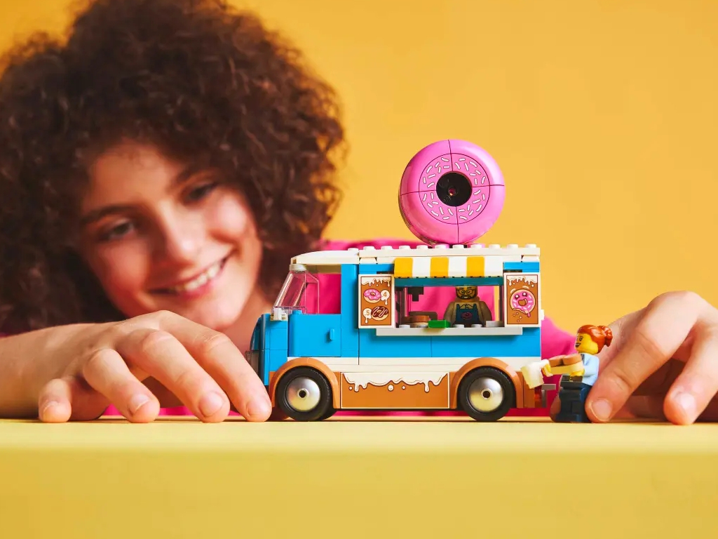 Конструктор LEGO City Вантажівка з пончиками, 196 деталей