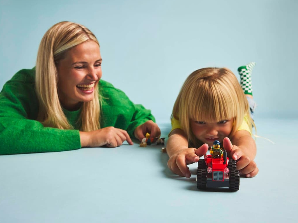 Конструктор LEGO City Червоний фермерський трактор із причепом і вівцями, 116 деталей