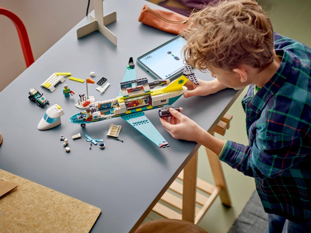 Конструктор LEGO City Самолет скорой медицинской помощи, 403 детали