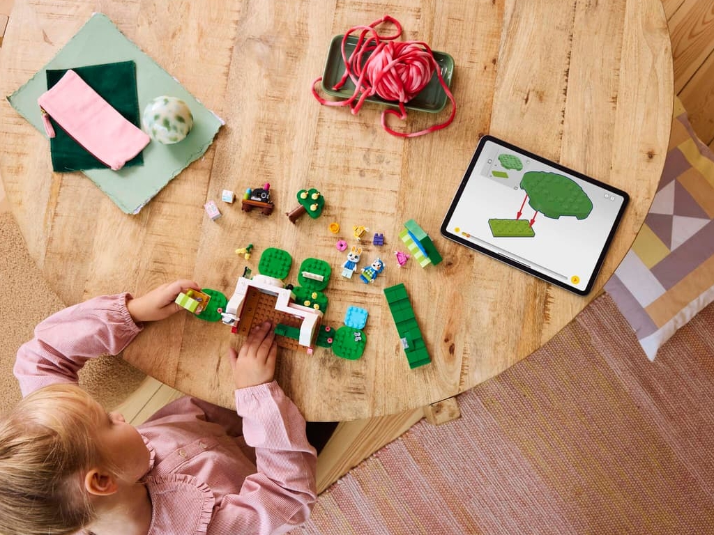 Конструктор LEGO Animal Crossing Магазин одежды Able Sisters, 322 детали