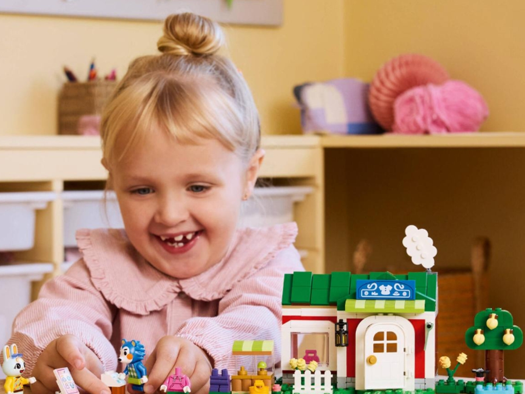 Конструктор LEGO Animal Crossing Магазин одежды Able Sisters, 322 детали