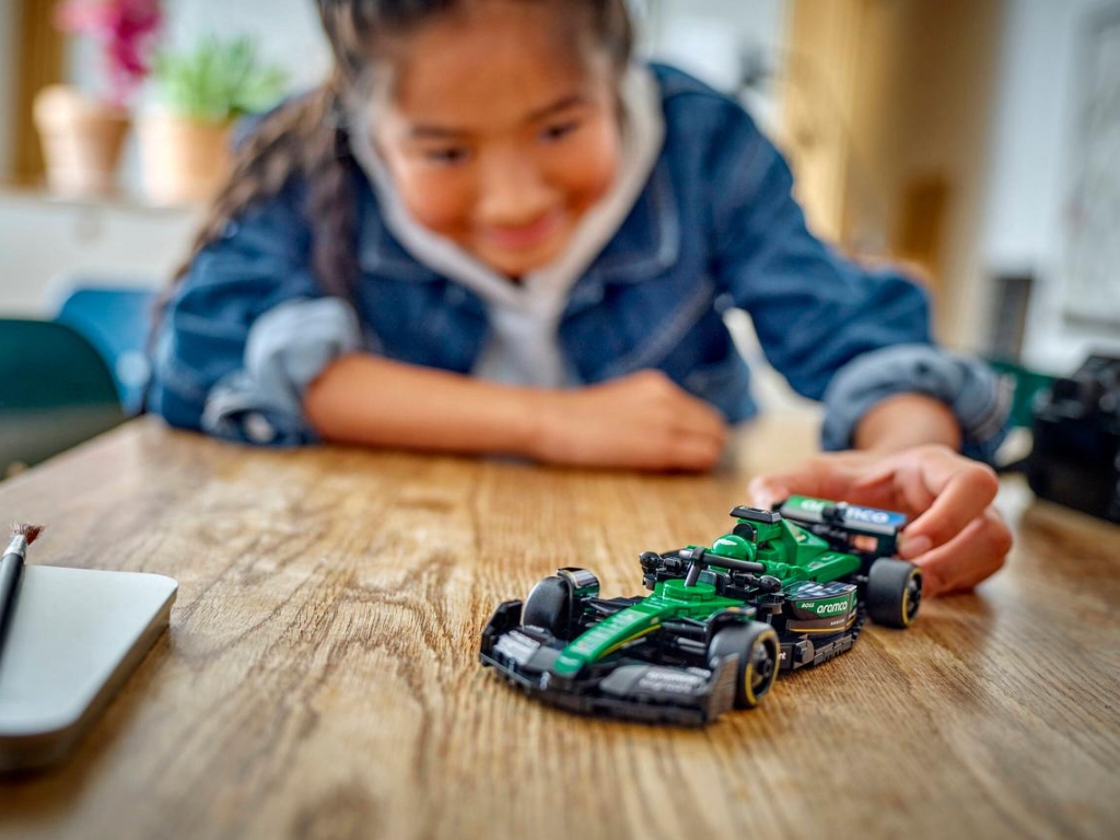 Конструктор LEGO Speed Champions Гоночний автомобіль Aston Martin Aramco F1 AMR24, 269 деталей